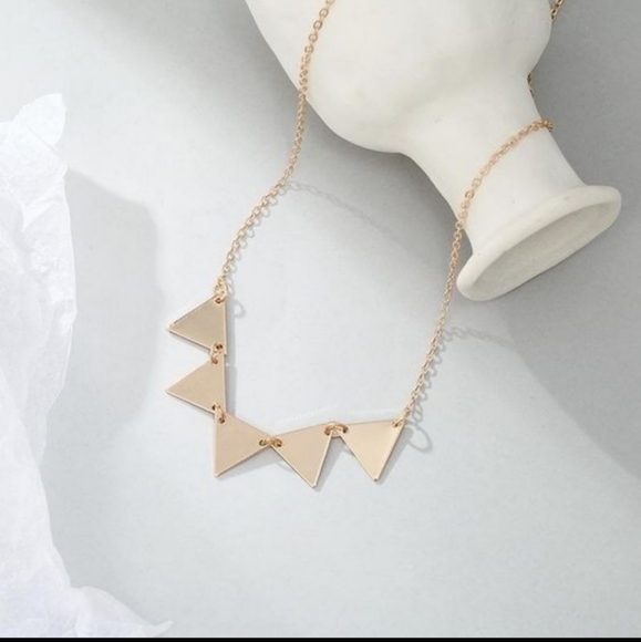 Jewelry - NEW Gold Triangle link necklace